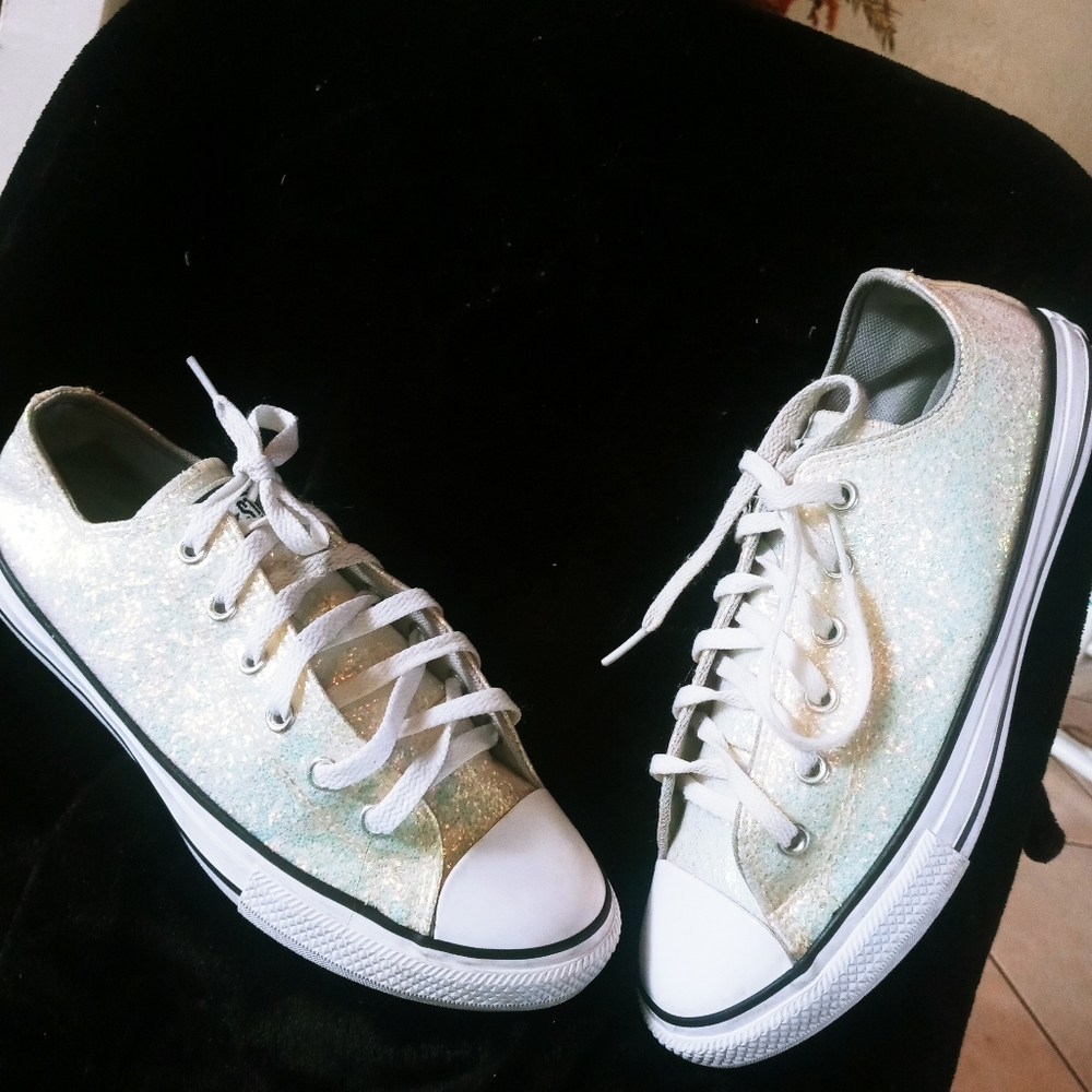 Girls tennis shoes